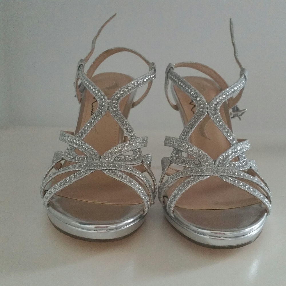 Stunnig silver heels( brand new)
